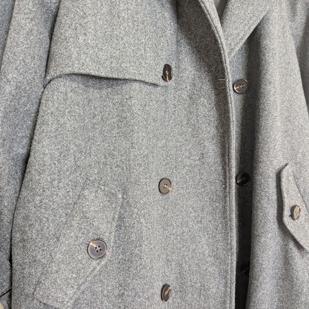 Chic Gray Double-Breasted Coat - image 3